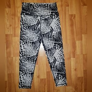 aerie Leggings / Yoga Pants / Activewear, Black White & Gray Print, Size L Large